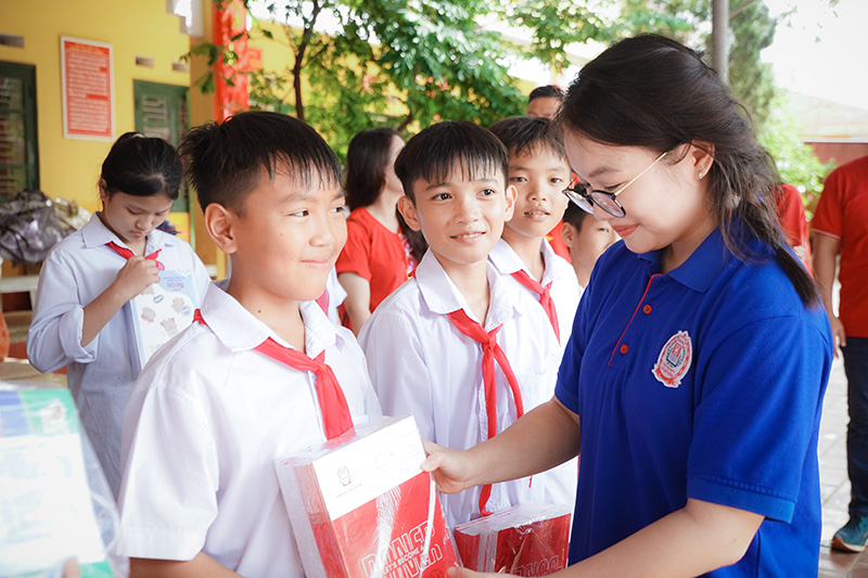 DONers trao sách, vở tặng học sinh vùng lũ Thái Nguyên
