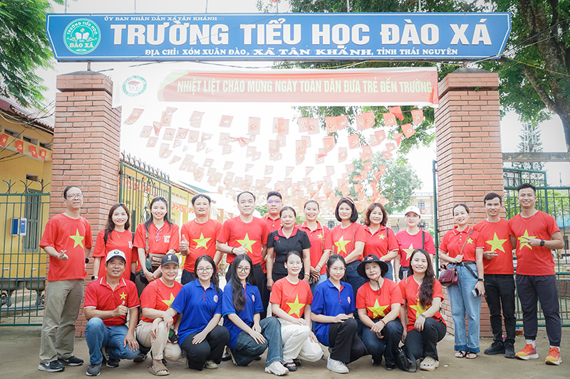 Thầy Nguyễn Anh Tuấn cùng học sinh, giáo viên và phụ huynh trao quà vùng lũ