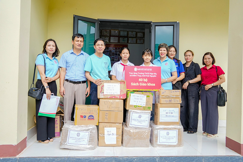 Thầy Tạ Như Việt cùng giáo viên trao quà cho học sinh vùng lũ