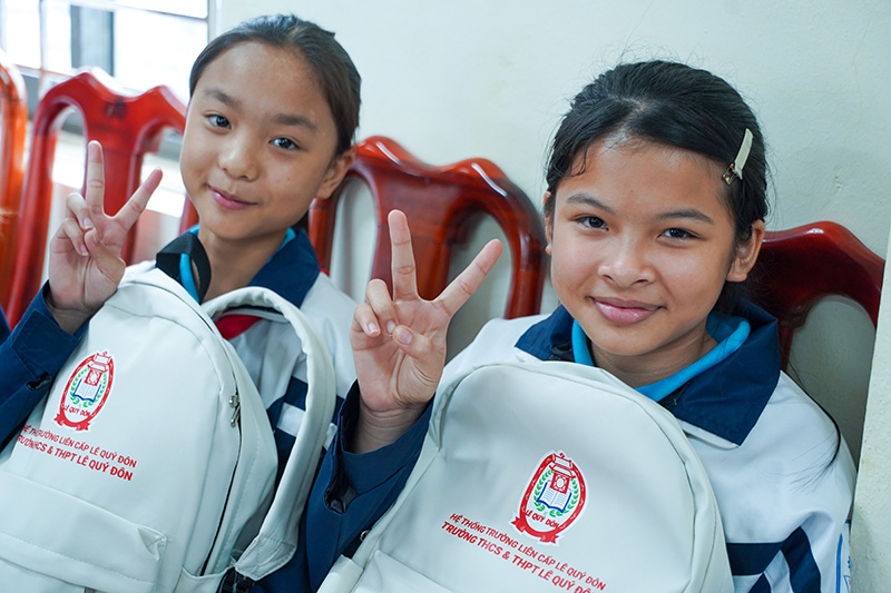 Niềm vui khi nhận đồ dùng học tập