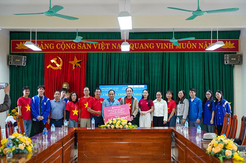 Trao quà tại Trường THCS Vân Hà