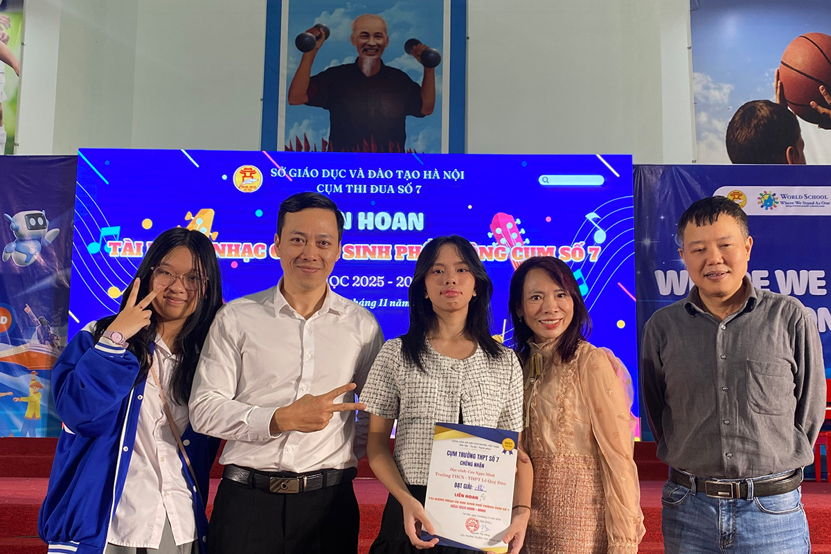 Bạn bè, thầy cô và gia đình đến cổ vũ cho phần thi của Ngọc Minh.