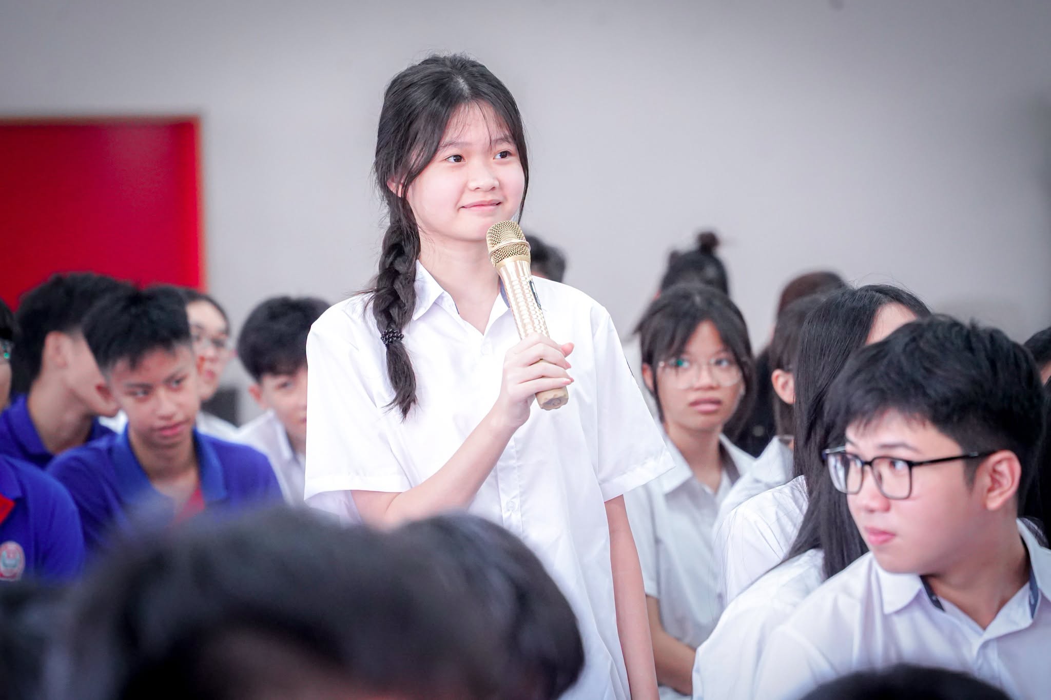 Khuyến khích học sinh bày tỏ.